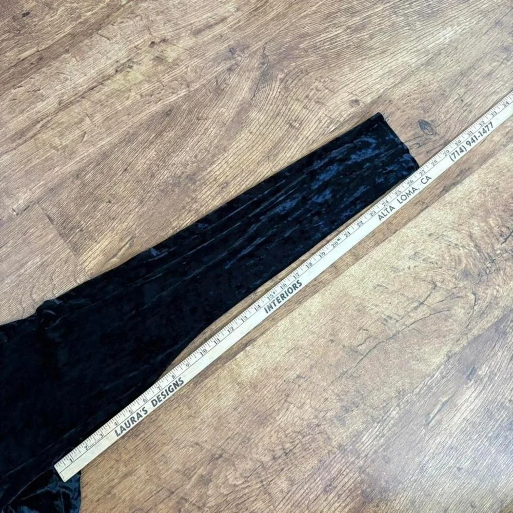 Black velvet leggings by Fabletics size XL,‎ comfy, casual